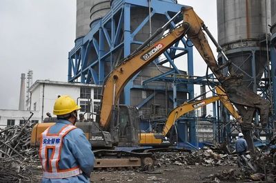 30萬噸/年P(guān)TA老裝置拆除 建筑工程機(jī)械的工業(yè)轉(zhuǎn)型見證
